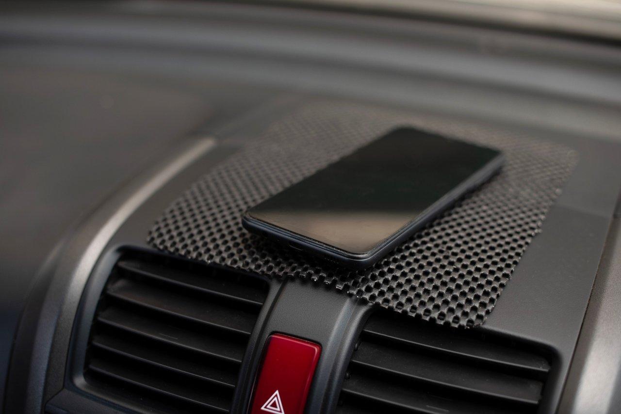Choisir les accessoires connectés pour une voiture plus sûre et pratique