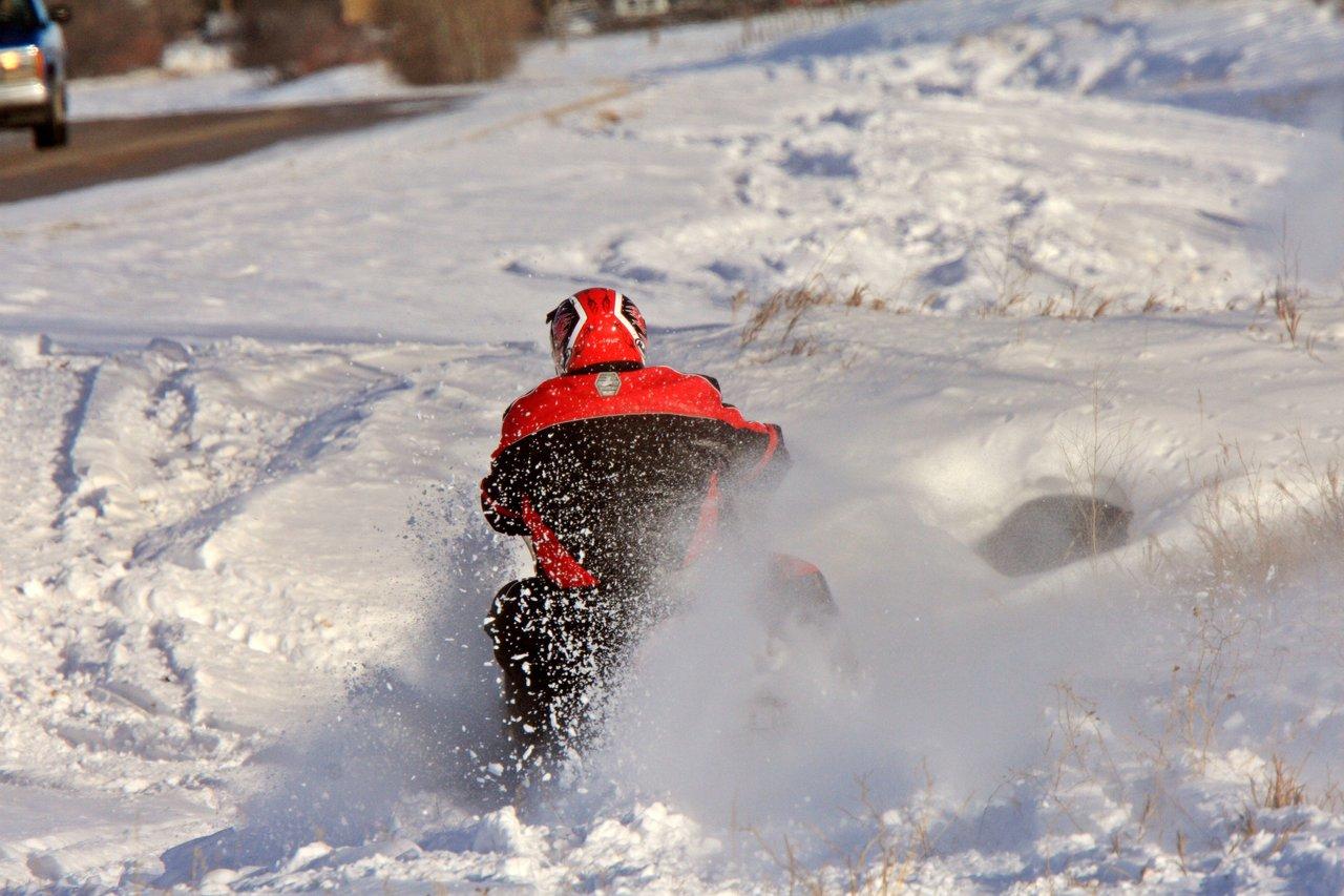 Conduire un deux-roues en hiver : équipements et conduite pour affronter le froid en sécurité