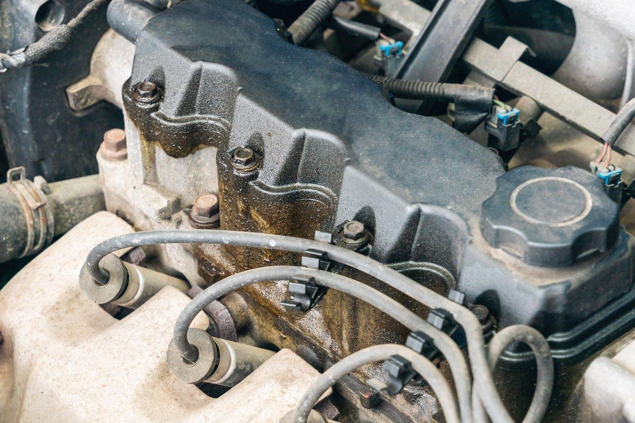 Conseils experts pour réparer une fuite d’huile moteur efficacement