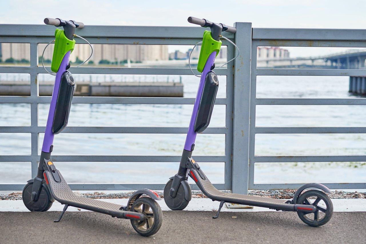 Deux-roues électriques vs thermiques : coûts, avantages et limites à long terme