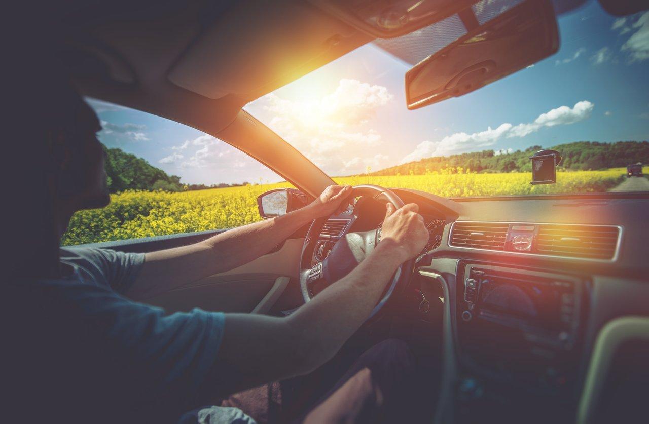 Équipements indispensables pour voyager sereinement en été avec votre voiture