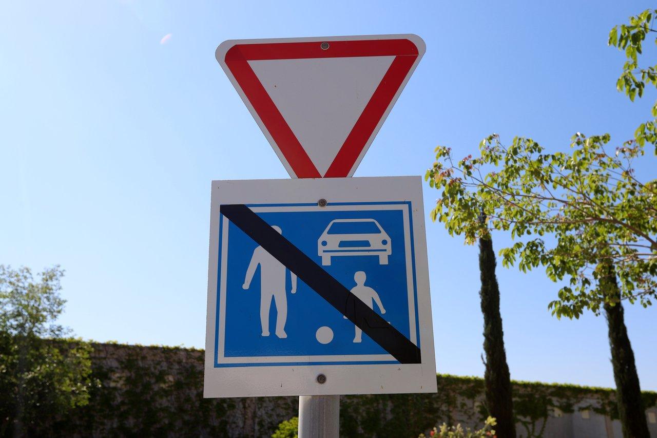 Les règles de priorité à connaître absolument pour éviter les accidents