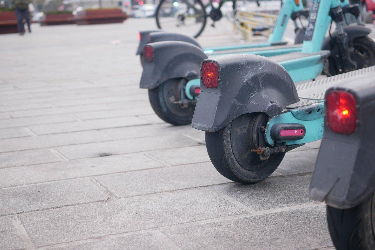 Loi Française sur les Trottinettes Électriques et Nouveaux Engins de Mobilité : Cadre et Obligations