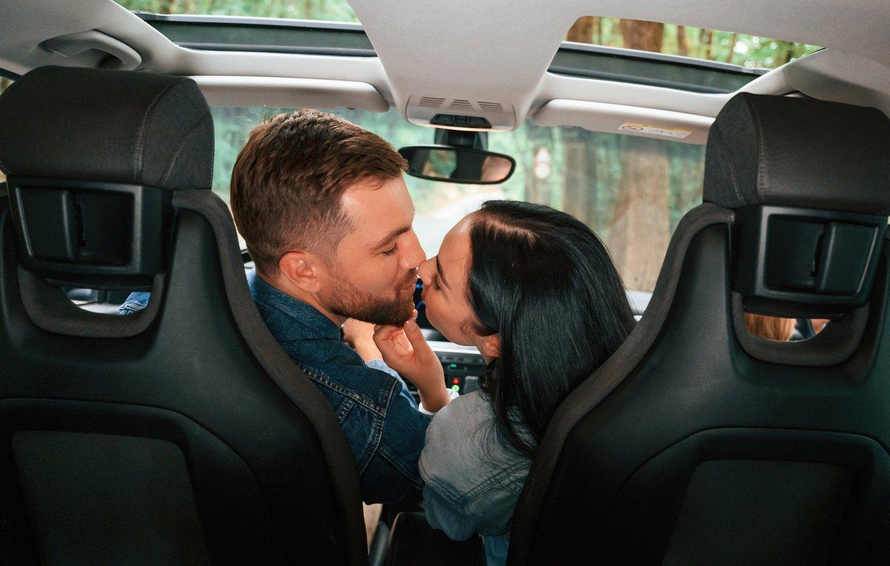 Partir en vacances en août : conseils pratiques pour voyager en voiture électrique l’été