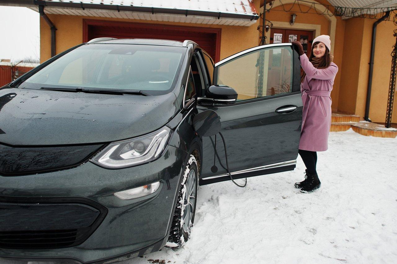 Préparer sa voiture électrique pour l’hiver : bonnes pratiques et astuces