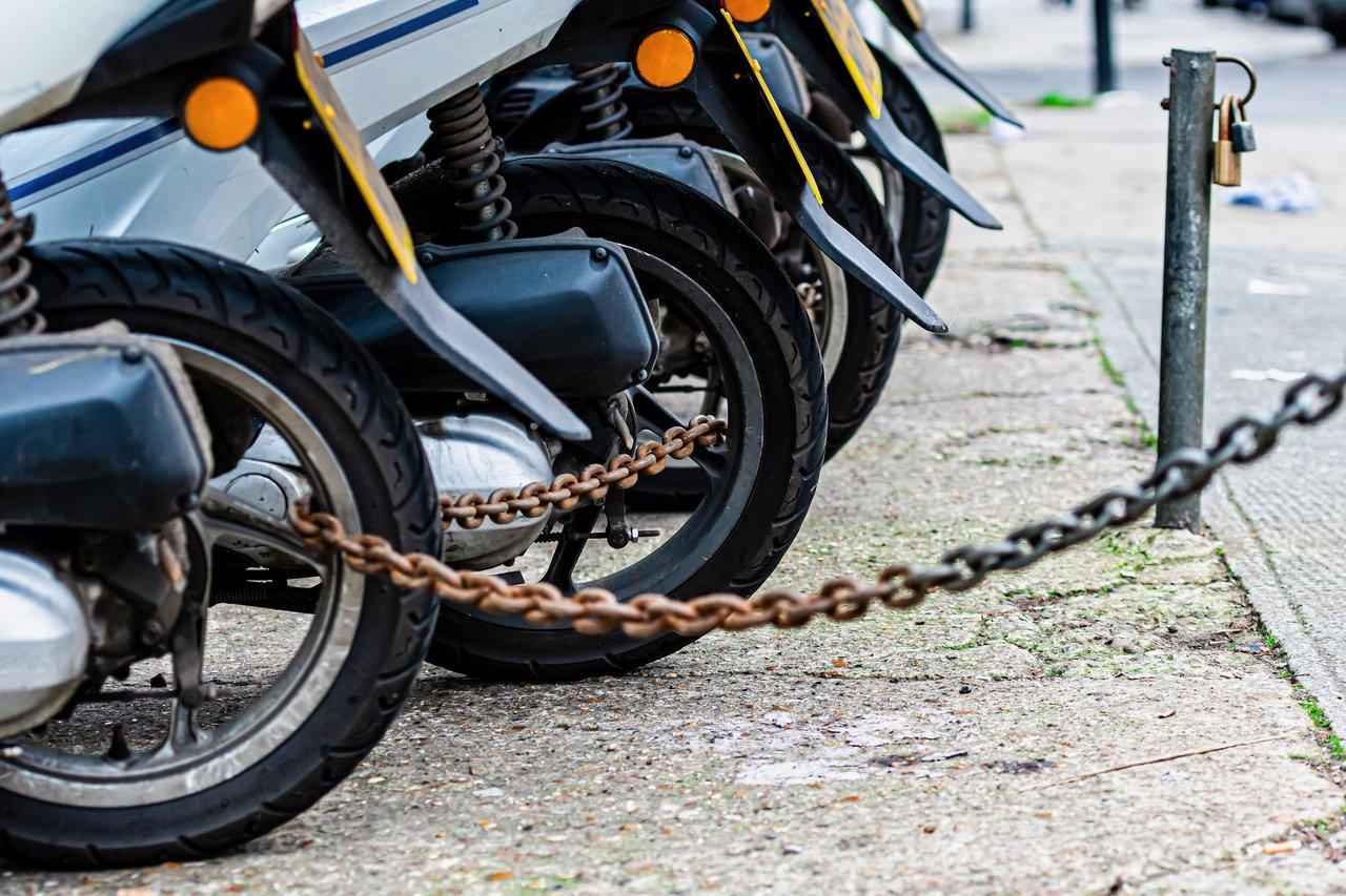 Protéger son deux-roues motorisé au retour de vacances : astuces anti-vol et rangement