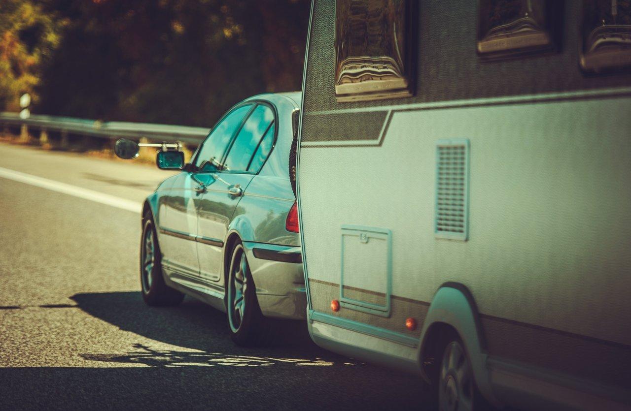 Remorquer une caravane : conseils pratiques pour une conduite sécurisée sur route