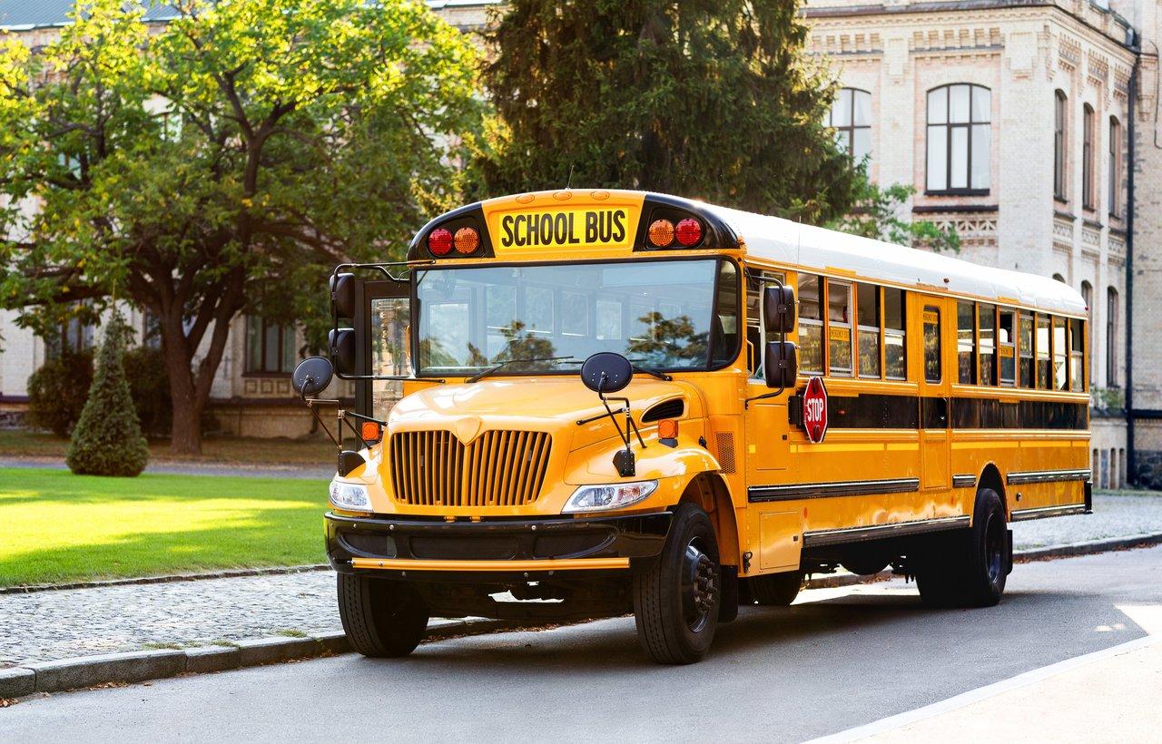 Rentrée 2025 : Analyse critique de l’impact écologique des bus scolaires hybrides