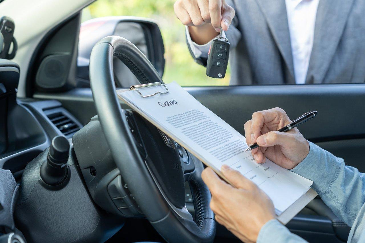 Restituer une voiture de location ou leasing : vérifications clés pour éviter les frais supplémentaires