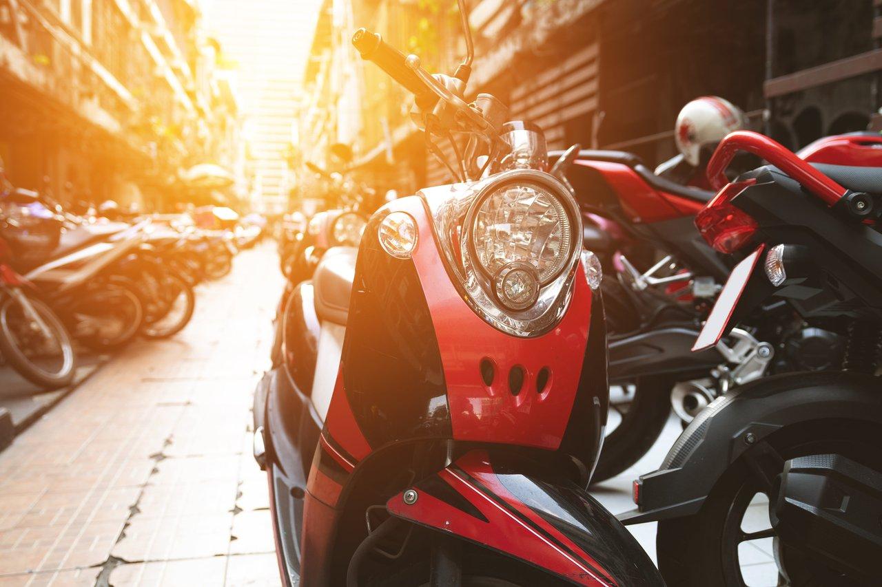 Scooter ou moto : choisir le deux-roues idéal pour la ville