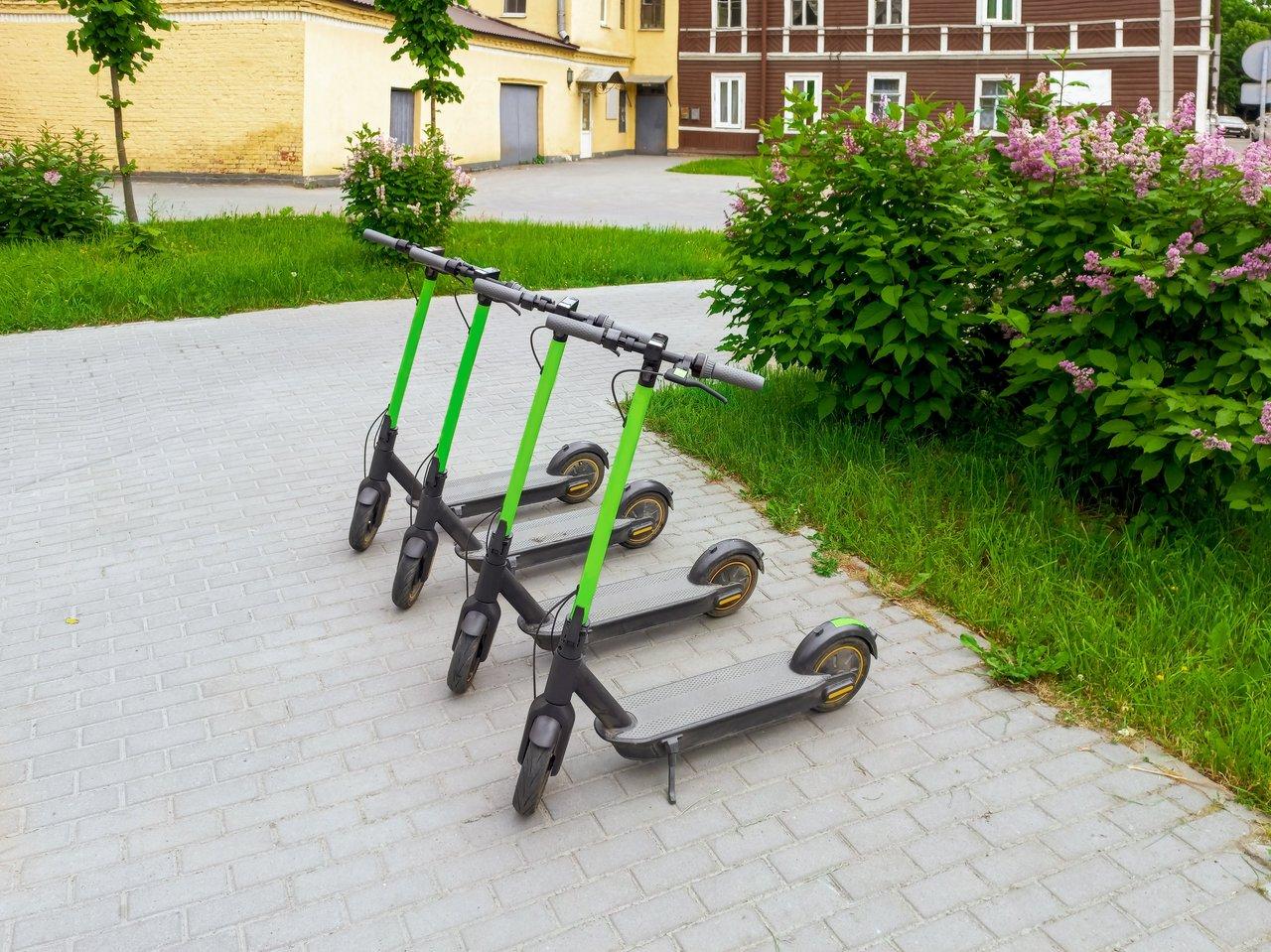 Scooters trois-roues : pour qui et pourquoi adopter ce format en ville ou sur route