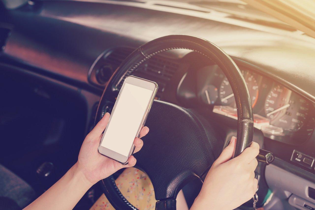 Téléphone au volant : réglementation et risques en France