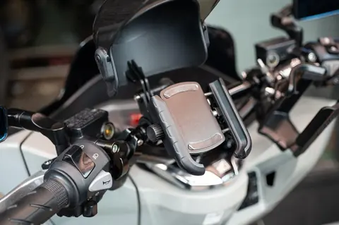 Accessoires connectés pour maximiser la sécurité à moto et scooter