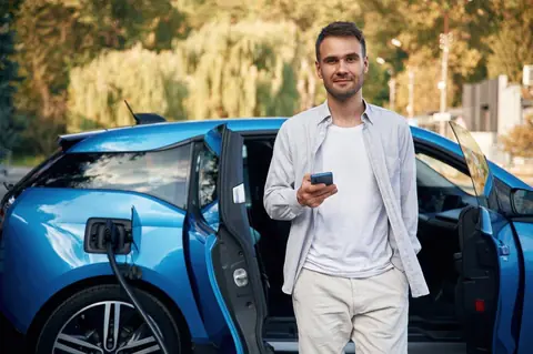 Assurance auto pour voitures hybrides en 2026 : tarifs moyens et spécificités clés