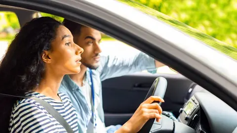 Assurance jeune conducteur : astuces efficaces pour réduire le coût de la première couverture