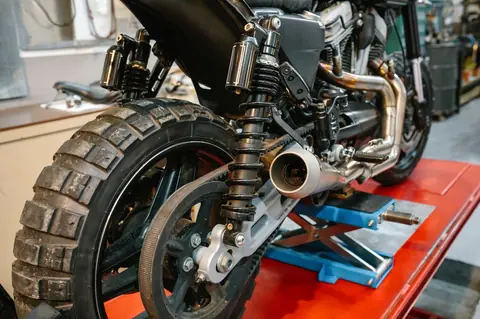 Entretien des amortisseurs de moto : quand investir et à quel prix ?