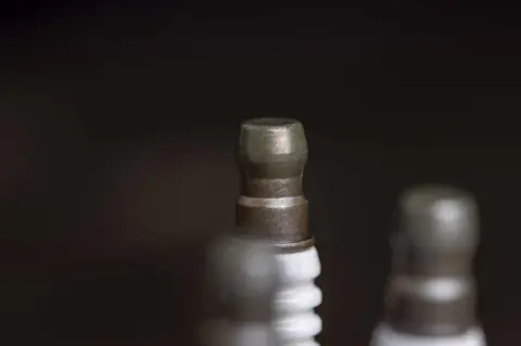 Bougies d’allumage : quand les changer et quels signes surveiller