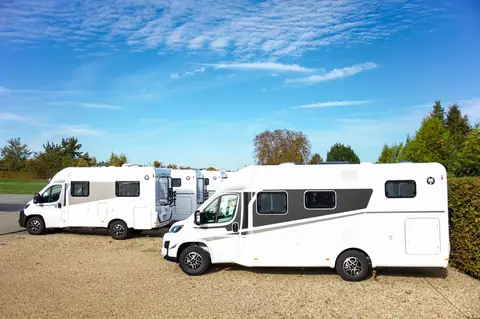 Hivernage d’un camping-car en 2026 : combien prévoir pour le gardiennage ?