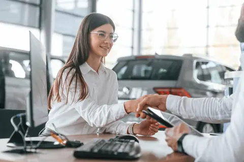 Comment bien choisir sa première voiture d’occasion : conseils pratiques