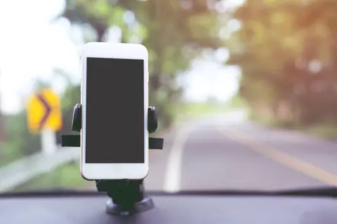 Comparatif des supports smartphone les plus pratiques en voiture