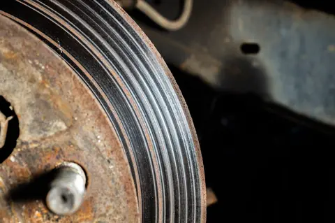 Détecter les signes d’usure des freins pour garantir la sécurité routière