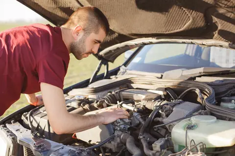 Diagnostiquer seul une panne de démarrage : causes fréquentes et tests simples avec multimètre