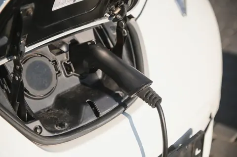 Électrique ou hybride rechargeable : choisir la motorisation adaptée à votre usage en 2025