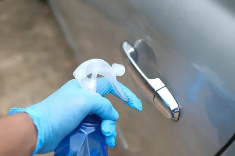 Entretenir joints et portières pour prévenir infiltrations et optimiser confort