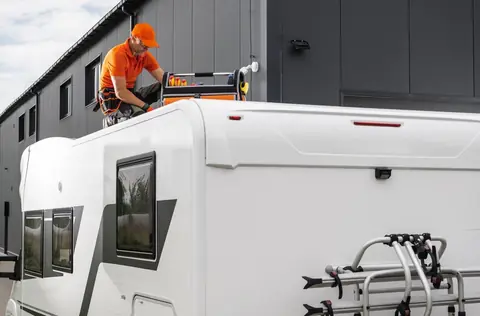 Entretenir l'étanchéité d'une caravane : méthodes, produits et fréquence recommandée