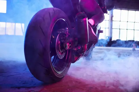 Pneus de moto sportive : quand les changer et comment les faire durer
