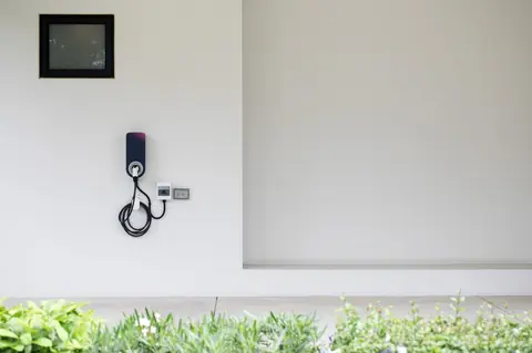 Guide complet pour choisir une borne de recharge murale 7 kW domestique : prix, installation et performance