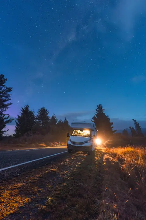 Installer des panneaux solaires sur son camping-car : guide pratique pour une autonomie énergétique