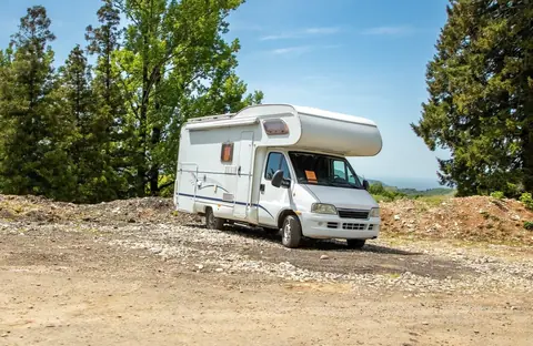 Location longue durée de camping-car à Brest en 2026 : prix, services et conditions clés