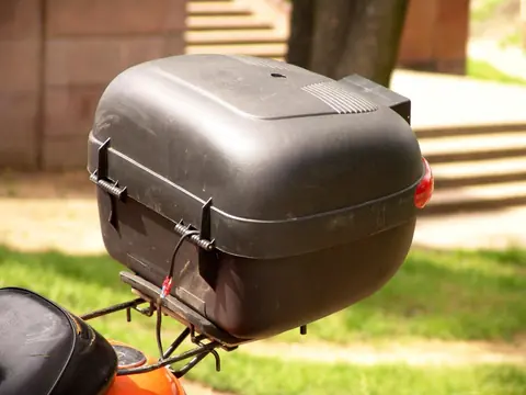 Meilleurs supports et rangements pour transporter ses affaires à moto et scooter