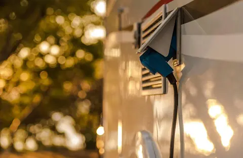 Recharger son camping-car ou sa caravane en mobilité : solutions et bonnes pratiques