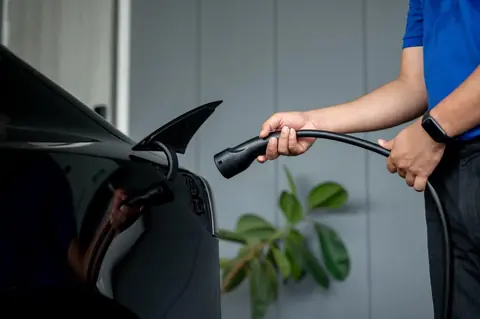 Recharger son véhicule électrique à domicile : solutions, coûts et conseils pratiques