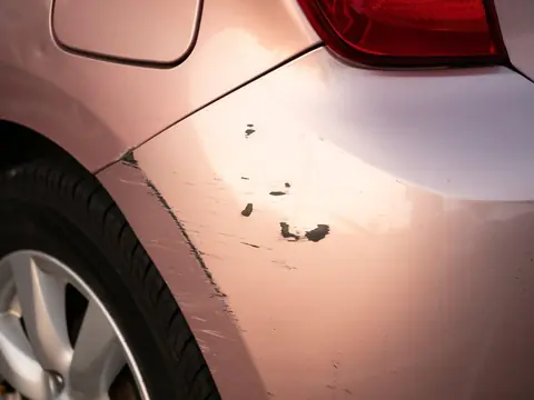 Réparer une rayure ou un éclat sur la carrosserie : solutions selon la profondeur et le type de dommage