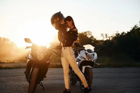 Rouler à deux en toute sécurité : équipements et conseils pour le passager