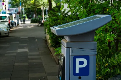 Stationnement intelligent : maîtriser la réglementation des places réservées