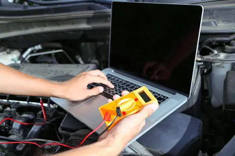 Entretien d’une voiture hybride en 2026 : coût annuel et révisions selon la technologie