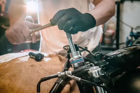 Poignées chauffantes moto 2026 : 6 kits passés au crible et montage pas à pas