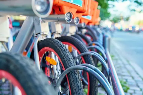 Véhicules partagés, covoiturage et autopartage : choisir la solution de mobilité urbaine adaptée