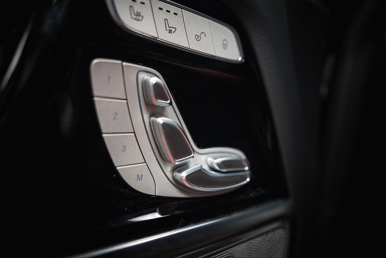 Accessoires pour le confort intérieur de la voiture, comme les coussins et protections solaires, améliorent votre expérience de conduite.