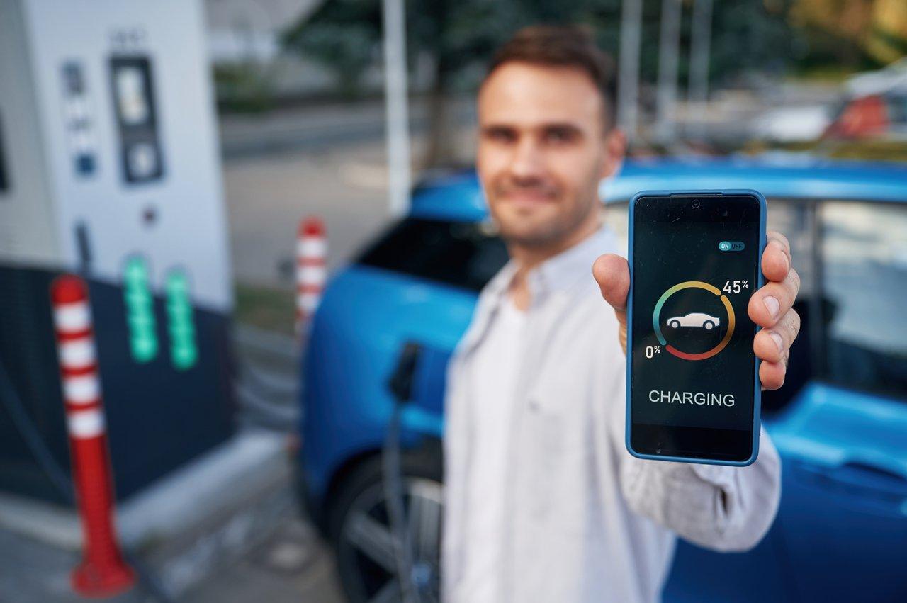 Affichage du smart EV charger montrant la programmation des heures creuses et pleines pour une recharge optimale.