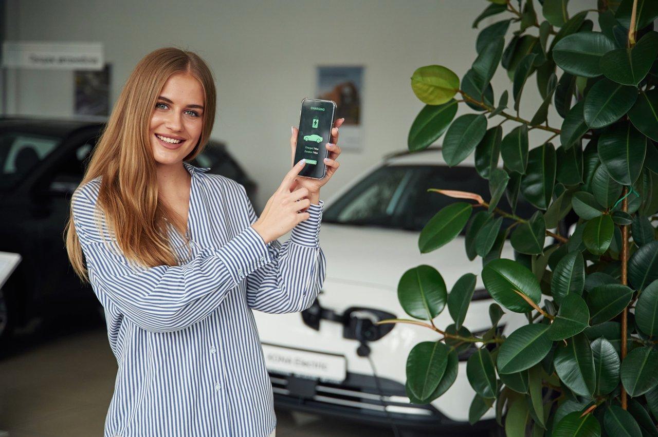 Application d'autopartage sur smartphone affichant des options personnalisées pour la location de voiture électrique en 2025.
