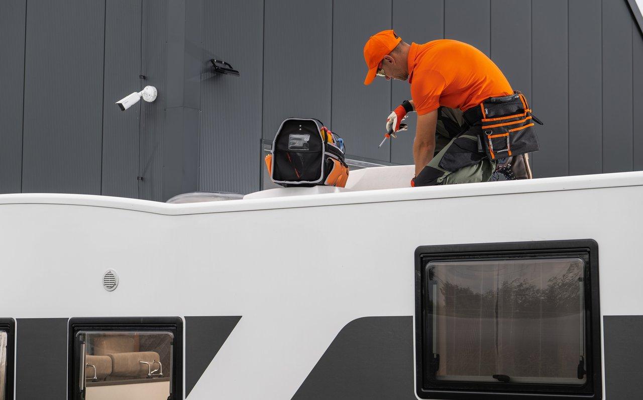 Application de la résine étanchéifiante PROCOM® sur le toit d'une caravane pour assurer une parfaite sealing.