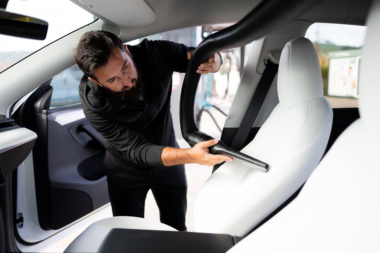 Aspirateur avec embouts spécifiques pour un nettoyage efficace des tapis et moquettes en car vacuum cleaning.