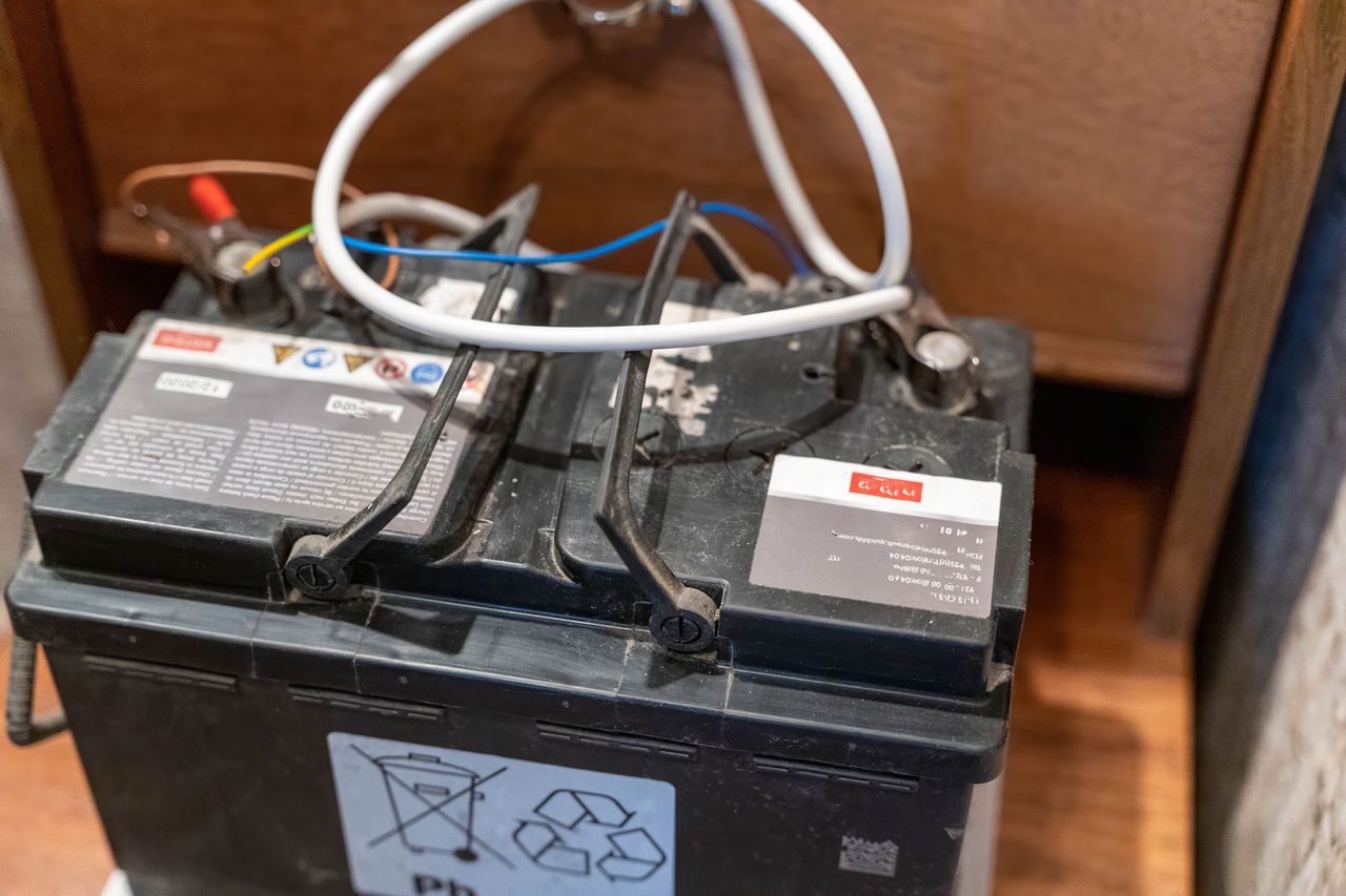 Atelier de recyclage de batteries électriques, modules démontés sur bancs, ambiance industrielle propre et organisée.