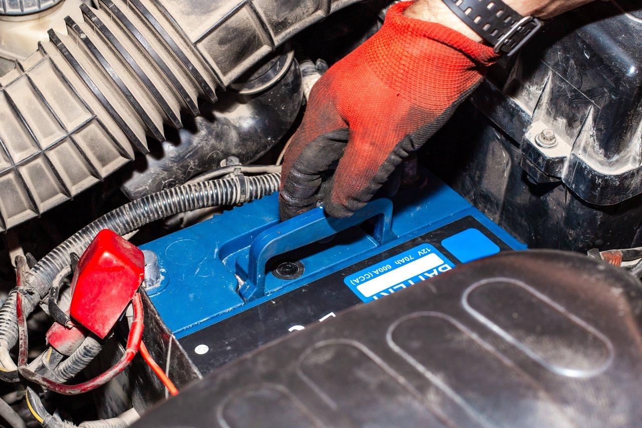 Atelier professionnel effectuant un remplacement de batterie haute tension sur une Renault Zoé, illustration de l’entretien auto électrique.