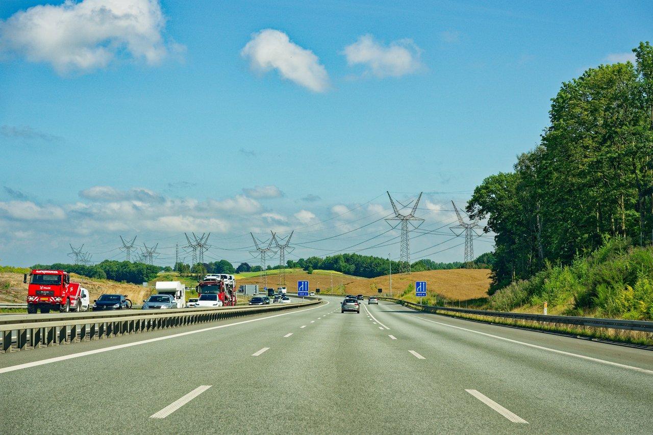 Autoroute européenne avec des véhicules équipés des nouvelles aides à la conduite, illustrant les European highway smart cars.
